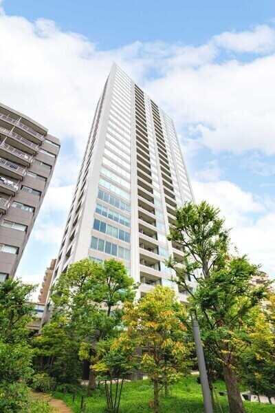 地上30階建の18階部分、角住戸。眺望良好な2面バルコニー付きで、晴れた日には東京タワーが望めます。
