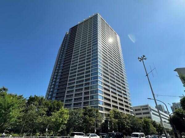 都営三田線「三田」駅徒歩8分他。総戸数883戸、地上34階建のRC構造・大型タワーマンションです。