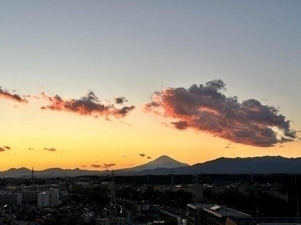 10階部分、眺望・通風良好な角住戸。仕事や家事の合間の休憩の際、景色を見てリラックスできそうです。