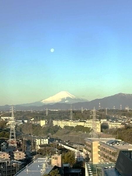 10階部分、眺望・通風良好な角住戸。仕事や家事の合間の休憩の際、景色を見てリラックスできそうです。