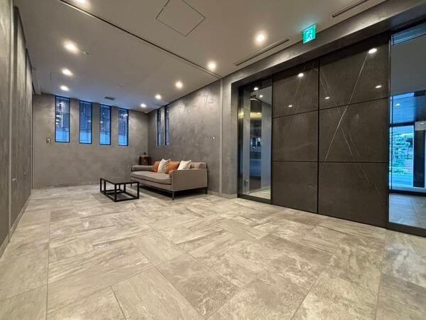 エントランスはダブルオートロックのため、後ろについて侵入しようとする共連れを防止するのに効果的です。