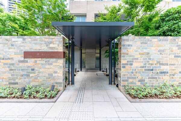 重厚感のあるエントランス