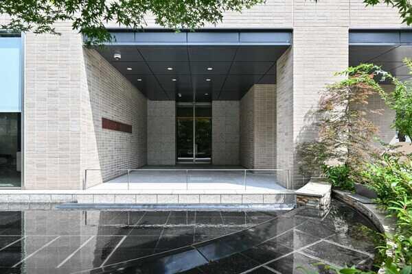 重厚感のあるエントランス