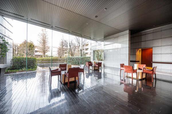 ご家族やゲストを迎え入れる上品な雰囲気のエントランス。屋根付きなので、雨天でも濡れずに出入り可能。