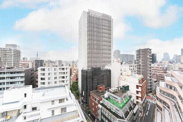 12階部分、バルコニーからの眺望です。晴れた日には、東京スカイツリーを望む贅沢な眺望を楽しめます。