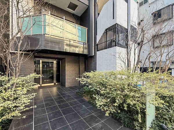 緑豊かなエントランス。東急ストア蒲田店まで約240mなど、日々のお買い物も便利な立地です。