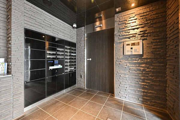 緑豊かなエントランス。東急ストア蒲田店まで約240mなど、日々のお買い物も便利な立地です。