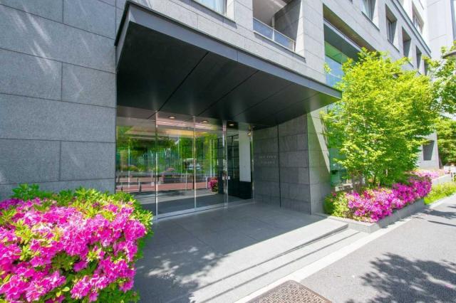 エントランス:マンション前に木々が立ち並んでおり、 都心にいながらも緑溢れる生活を送れます。