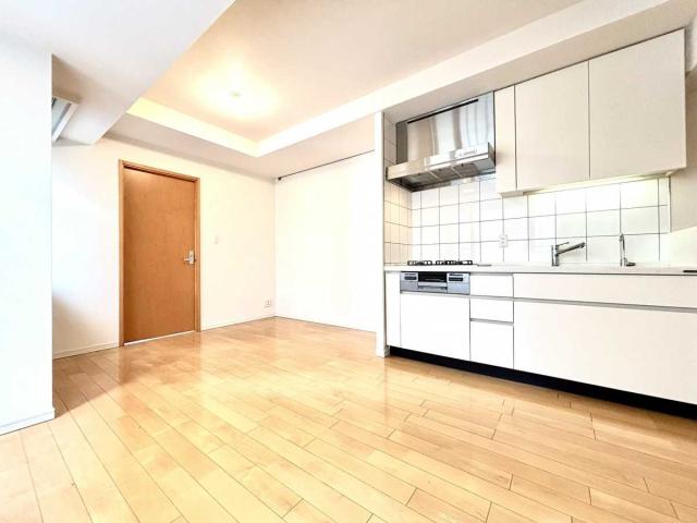 エントランス:マンション前に木々が立ち並んでおり、 都心にいながらも緑溢れる生活を送れます。