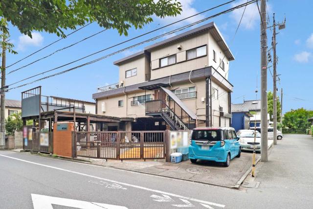 現地（古家あり）：全2区画(本物件は写真右側)です。