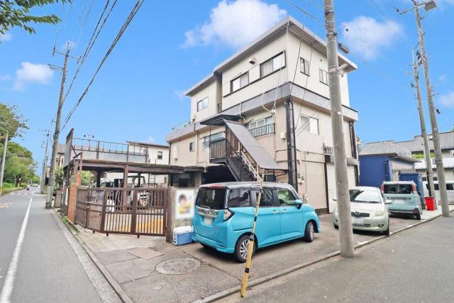 現地（古家あり）：全2区画(本物件は写真右側)です。