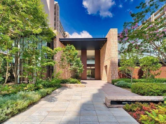 エントランス：ガラス貼りのエントランスが来訪者を迎えます