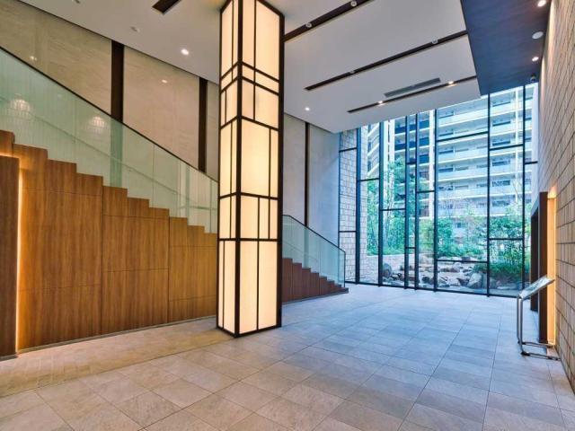 エントランス：ガラス貼りのエントランスが来訪者を迎えます