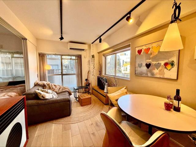 リビング・ダイニング：北・西向き角住戸のため、開口部が多く設置されております。