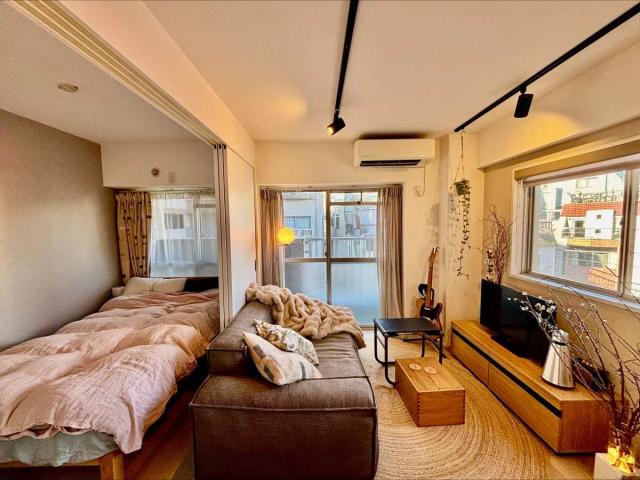 リビング・ダイニング：北・西向き角住戸のため、開口部が多く設置されております。