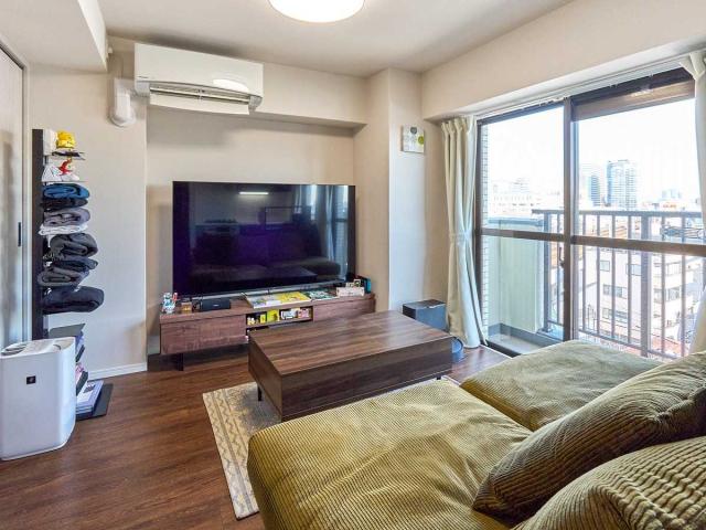 リビング：（左）洋室(撮影年月：2026年01月)