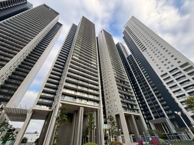 鉄筋コンクリート造地下2階付地上42階建て・総戸数2090戸