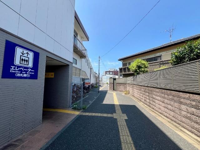 道路向かいが逆井駅です