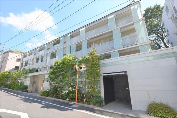 ガラススクリーンを使用したしたスタイリッ