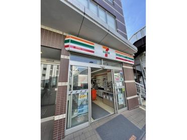 セブンイレブン横浜反町駅前店：280m