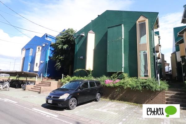 グリーンの目立つ外観