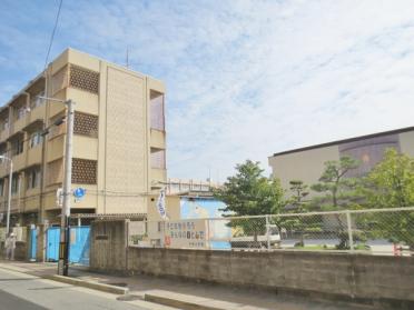 寝屋川市立中央小学校：890m