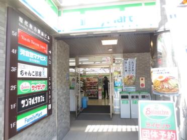 ファミリーマート枚方市役所前店：290m