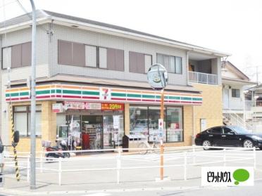 セブンイレブン枚方津田駅前店：698m