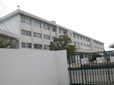 寝屋川市立和光小学校：1077m