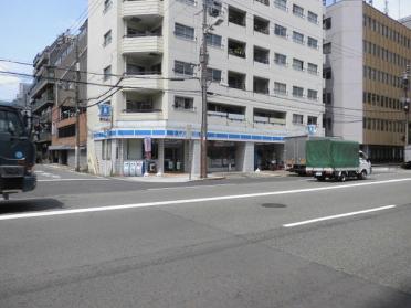 ローソン阿波座駅前店：185m