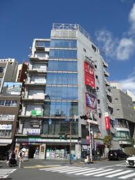 JR代々木駅西口駅前!1階がファミリーマートが目印。瀟洒なビルの3階です。