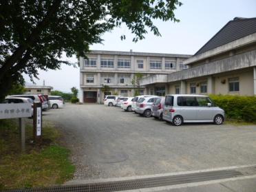 南足柄市立向田小学校：785m