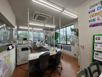 専用出入口をあがって、接客カウンターです。明るい店舗でお客様を出迎えましょう。
