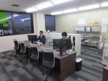 刈谷店の様子です。パソコンに向かって頑張ってます!