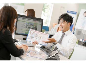 窓口接客中の様子。パソコンやipadを利用しながら物件のご紹介もします!!