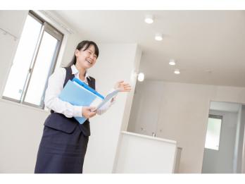 物件案内の様子。お客様の気持ちになって一緒にお部屋の中をご案内します!