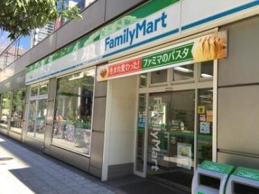 ファミリーマート江戸堀三丁目店：158m