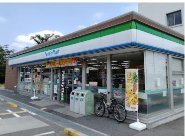 ファミリーマート 五社店：784m