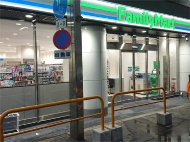 ファミリーマート 十三東店：380m