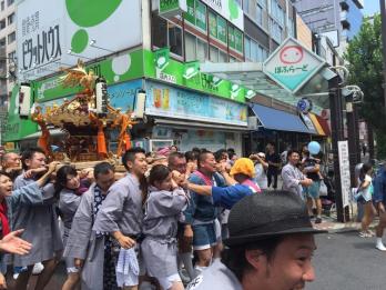 大蒲田祭にてお神輿を担ぎました。お店の前を通る時は気合いが入ります!