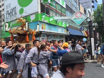 大蒲田祭にてお神輿を担ぎました。お店の前を通る時は気合いが入ります！