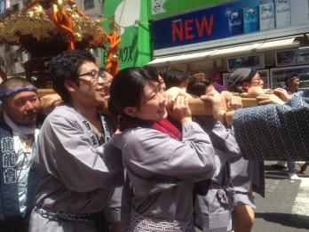 大蒲田祭にてお神輿を担ぎました。お店の前を通る時は気合いが入ります！