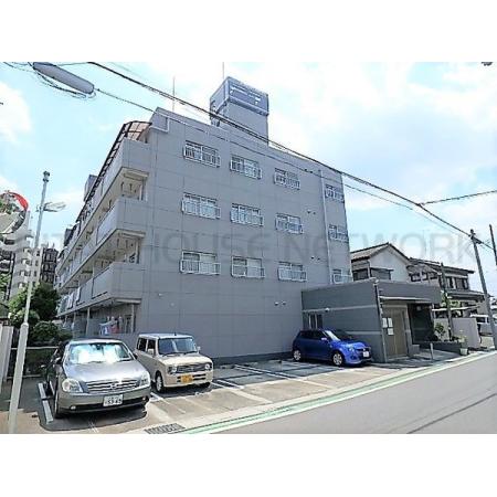 明るい光が差し込む5階建マンションです。