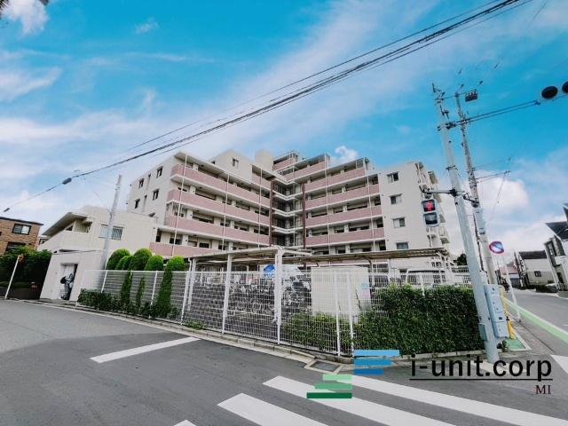 スーパー、コンビニ徒歩圏内です。