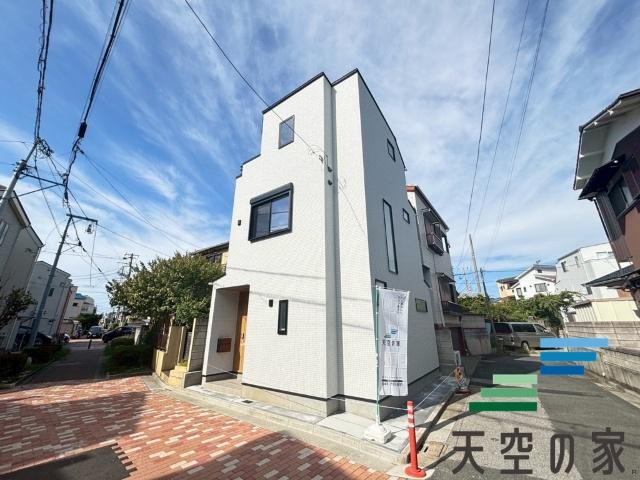 閑静な住宅街にある前面道路です。
