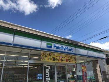 ファミリーマート港北駅前店：128m