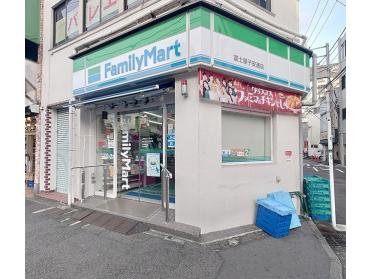 ファミリーマート冨士屋子安通店：157m