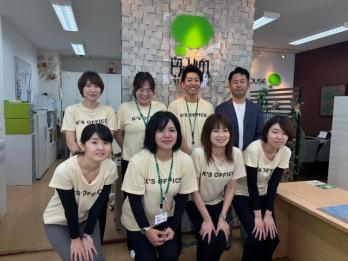 夏はおそろいのTシャツで仕事をしています♪