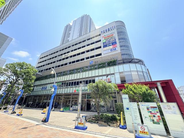 【便利な複合施設】1,2階は店舗フロア。3階は図書館。1階には防災センターがありセキュリティ面も安心です。