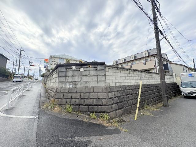 【ゆったり角地の区画】角地の為、陽射しに包まれた明るい立地で開放感が溢れます。設計・間取りの自由度が高く理想の住まいを建築可能です。